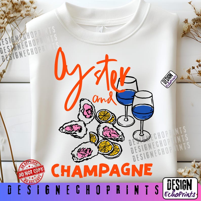 Puede incluir: Sudadera blanca con un gr&aacute;fico naranja de "Oyster and Champagne". El dise&ntilde;o incluye ilustraciones de ostras, rodajas de lim&oacute;n y dos copas de vino llenas de l&iacute;quido azul. Tambi&eacute;n es visible el texto "DESIGN EchoPrints".