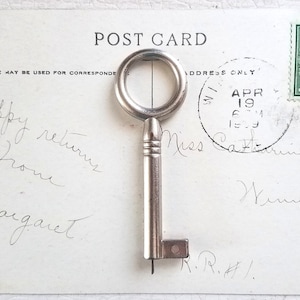 Vintage Skeleton Key, Circle Design, Antique Rustic Steampunk Jewelry, Mixed Media Art Supply