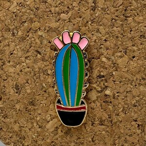 Emaille pin bloeiende cactus - accessoire woestijnplant met bloemen