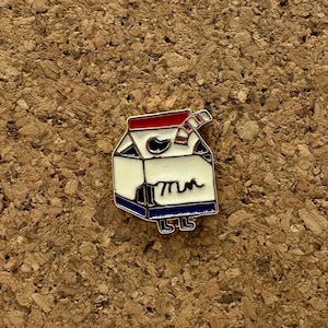 Emaille pin klein melkpak met pootjes - schattig melkkarakter pin - eigenzinnig foodie-accessoire - schattig cadeau voor melkliefhebber
