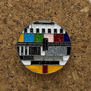 Retro TV Screen Enamel Pin – Vintage Television Lover Gift – Nostalgic Pop Culture Accessory