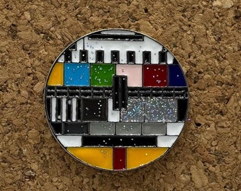 Retro TV Screen Enamel Pin – Vintage Television Lover Gift – Nostalgic Pop Culture Accessory