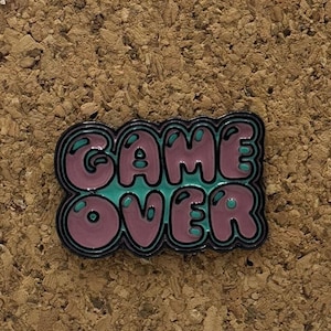Épinglette en émail Game Over – accessoire de jeu rétro – cadeau sympa pour gamer, épinglette nostalgie d&#39;arcade