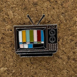 Retro TV Enamel Pin – Vintage Television Pinback – 80s Nostalgia Gift, Cool Retro Accessory