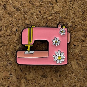 Sewing Machine Enamel Pin – Cute Gift for Sewists & Crafters – Quirky Sewing Accessory
