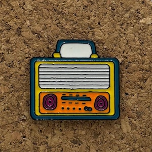 Emaille pin boombox – cadeau retromuziekliefhebber – nostalgieaccessoire jaren 80, pin vintage vibes