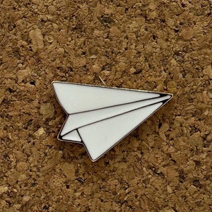 Spilla smaltata a forma di aereo di carta bianco – Regalo minimalista per gli amanti dei viaggi – Grazioso accessorio per la voglia di viaggiare