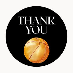 Op de afbeelding: Een zwarte en witte cirkel met de tekst "THANK YOU" in wit. Een bruine en oranje basketbal bevindt zich in het midden onderaan de cirkel.