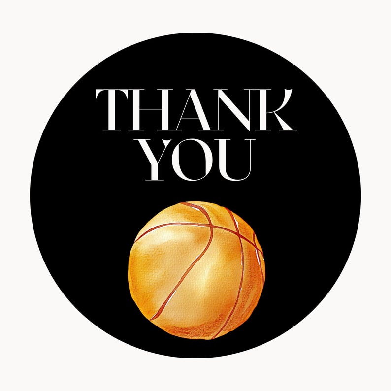 Op de afbeelding: Een zwarte en witte cirkel met de tekst "THANK YOU" in wit. Een bruine en oranje basketbal bevindt zich in het midden onderaan de cirkel.