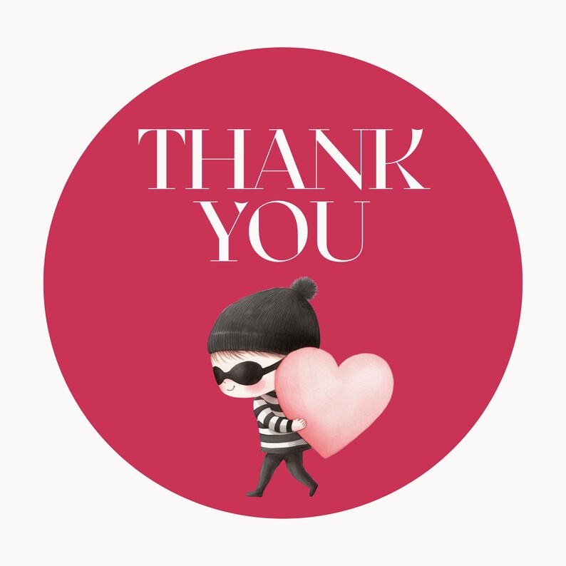 Pu&ograve; includere: Un cerchio rosso con il testo "THANK YOU" in bianco. Un personaggio dei cartoni animati con un cappello nero, occhiali da sole neri e una camicia a righe tiene un cuore rosa.