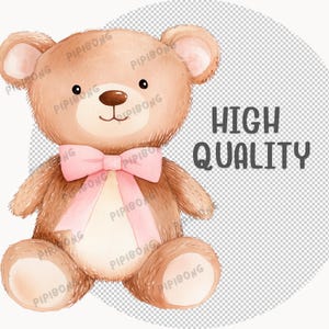 Pu&ograve; includere: Un orsacchiotto marrone con un fiocco rosa seduto su uno sfondo bianco. Il testo "HIGH QUALITY" &egrave; scritto in lettere nere sul lato destro dell'immagine.