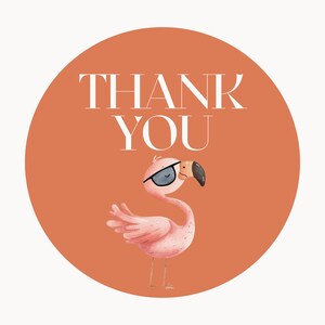 Peut inclure: Un autocollant rond orange avec le texte "THANK YOU" en blanc. Un flamant rose avec des lunettes de soleil noires se tient sur l'autocollant.