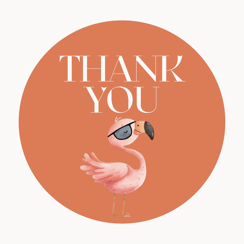 Peut inclure: Un autocollant rond orange avec le texte "THANK YOU" en blanc. Un flamant rose avec des lunettes de soleil noires se tient sur l'autocollant.