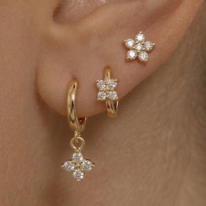 Può includere: Set di tre tazze in ceramica con finitura opaca e macchiettata. Le tazze sono nei toni del crema, grigio chiaro e grigio scuro. Ogni tazza ha un design semplice e minimalista.