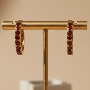 Delicados aros con circonita cúbica roja intensa: aros pavé de plata de ley y oro de 18 quilates, regalo de San Valentín, para novia, para mamá o para el amor.