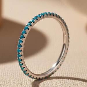 Delicato anello impilabile in oro turchese Eternity, anello minimalista personalizzato in oro 14 carati, fascia con pietra portafortuna personalizzata, moderno anello impilabile in oro come regalo