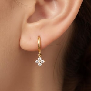 Boucles d'oreilles créoles trèfle à quatre feuilles en argent sterling, boucles d'oreilles pendantes diamants délicats, boucles d'oreilles pendantes minimalistes, cadeau de la Saint-Valentin pour elle