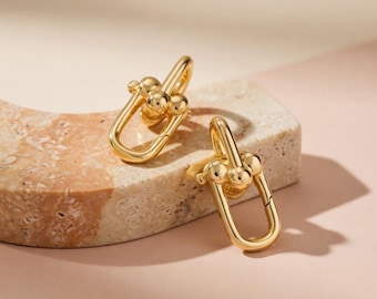 Orecchini pendenti a U in oro fatti a mano – Gioielli minimalisti e moderni