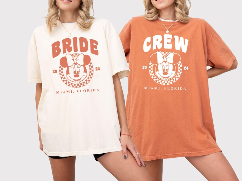 Puede incluir: Dos camisetas de gran tama&ntilde;o con un gr&aacute;fico inspirado en Mickey Mouse. La camiseta blanca dice "Bride" con el a&ntilde;o 20 y 24 a cada lado del gr&aacute;fico. La camiseta naranja dice "Crew" con el a&ntilde;o 20 y 24 a cada lado del gr&aacute;fico. Ambas camisetas dicen "Miami, Florida" debajo del gr&aacute;fico.