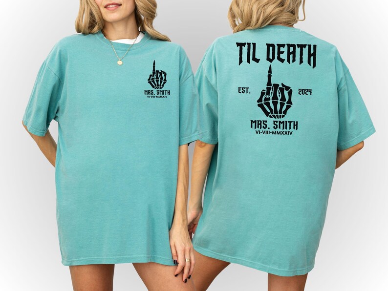 Może przedstawiać: Turkusowy t-shirt z szkieletową ręką pokazującą środkowy palec i tekstem "Til Death"  "MRS. SMITH" "EST. 2024" "MRS. SMITH" "VI-VIII-MMXXIV"