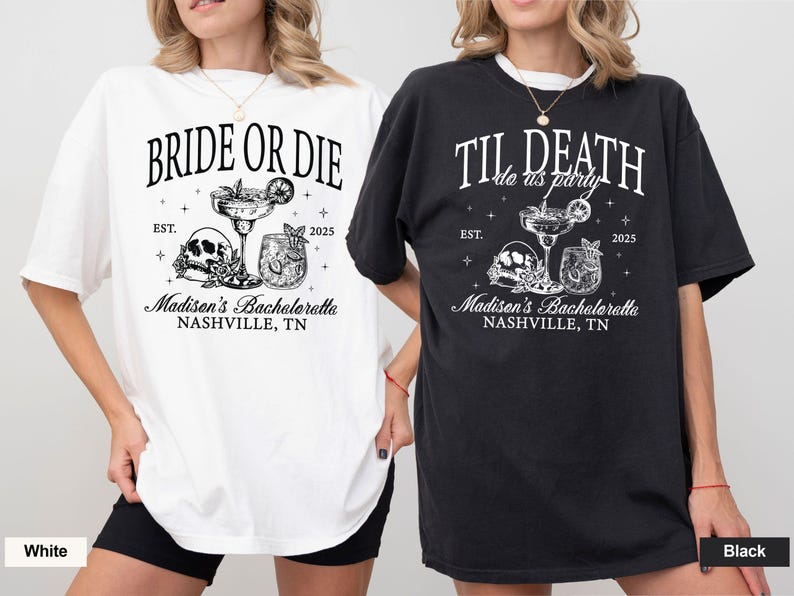 Peut inclure: Deux t-shirts blancs avec du texte et des graphismes noirs. Le texte sur le t-shirt de gauche est "Bride or Die" avec un cr&acirc;ne et des os crois&eacute;s et un verre &agrave; cocktail. Le texte sur le t-shirt de droite est "Til Death Do Us Party" avec un cr&acirc;ne et des os crois&eacute;s et un verre &agrave; cocktail. Les deux t-shirts portent le texte "Madison's Bachelorette Nashville, TN" et l'ann&eacute;e "2025".