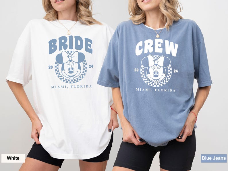 Puede incluir: Dos camisetas blancas con un gr&aacute;fico azul de Minnie Mouse, la novia de Mickey Mouse, con el texto "BRIDE" y "CREW" en la parte delantera. Las camisetas tambi&eacute;n tienen el texto "20 MIAMI, FLORIDA 24" en la parte delantera. Una camiseta es blanca y la otra es azul.