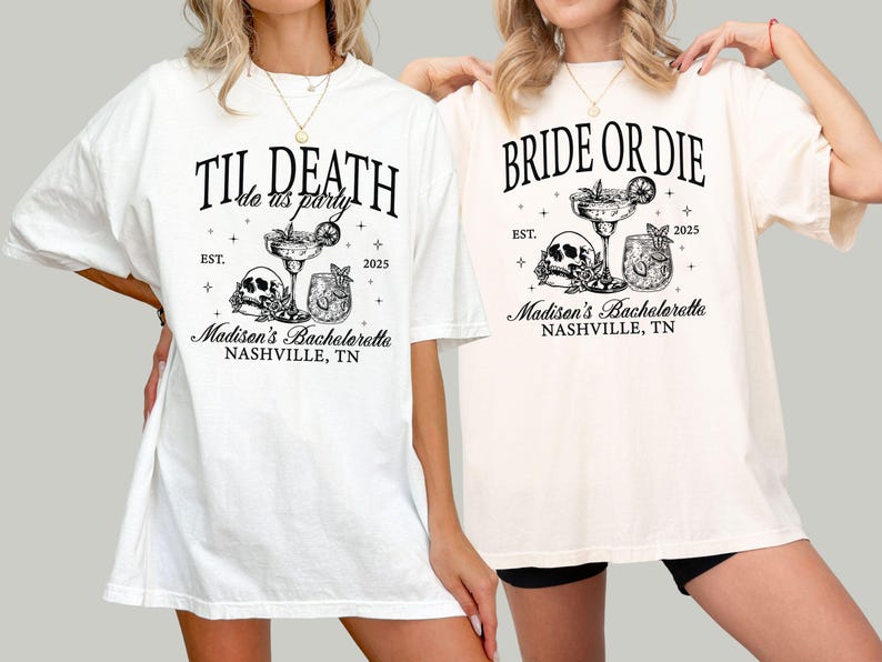 Peut inclure: Deux t-shirts blancs avec du texte et des graphismes noirs. Le premier t-shirt dit "Til Death do us party" avec un cr&acirc;ne et des os crois&eacute;s et deux verres &agrave; cocktail. Le deuxi&egrave;me t-shirt dit "Bride or Die" avec un cr&acirc;ne et des os crois&eacute;s et deux verres &agrave; cocktail. Les deux t-shirts disent "Madison's Bachelorette Nashville, TN" et "Est. 2025".