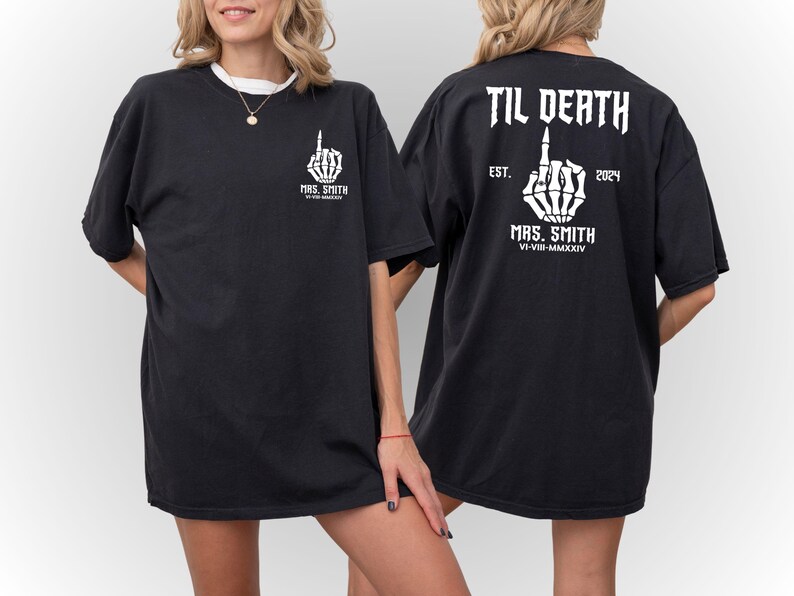 Może przedstawiać: Czarny T-shirt z białą szkieletową ręką pokazującą środkowy palec i tekstem "TIL DEATH" nad nią. Tekst "EST. 2024" znajduje się pod ręką, a tekst "MRS. SMITH VI-VIII-MMXXIV" pod nim.