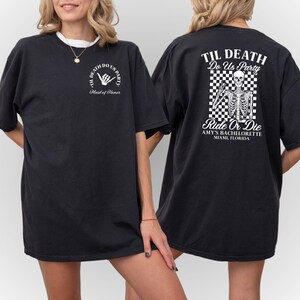 Może przedstawiać: Czarna koszulka z białym tekstem graficznym i wzorem. Prz&oacute;d głosi "Til Death Do Us Party" z gestem dłoni. Tył przedstawia grafikę szkieletu z napisem "Ride or Die" i "Amy's Bachelorette, Miami, Florida."