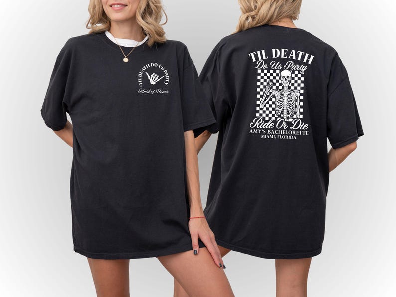 Może przedstawiać: Czarna koszulka z białym tekstem graficznym i wzorem. Prz&oacute;d głosi "Til Death Do Us Party" z gestem dłoni. Tył przedstawia grafikę szkieletu z napisem "Ride or Die" i "Amy's Bachelorette, Miami, Florida."