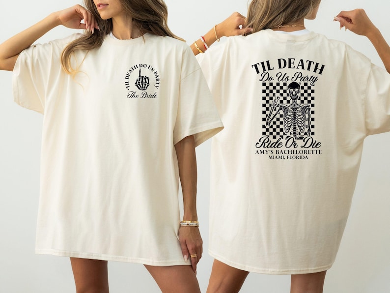 Może przedstawiać: Kremowa koszulka z czarnym tekstem graficznym i ilustracjami. Prz&oacute;d przedstawia gest dłoni i słowa "TIL DEATH DO US PARTY" i "The Bride". Tył przedstawia szkielet, kratkowane tło i słowa "Ride Or Die".