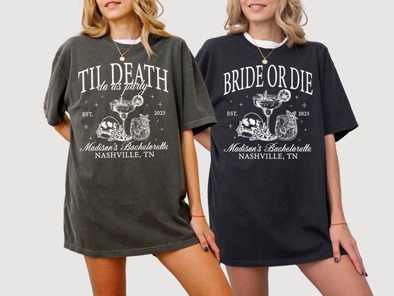 Peut inclure: Deux t-shirts noirs avec du texte et des graphismes blancs. Le premier t-shirt dit "Til Death do us party" avec un cr&acirc;ne et des os crois&eacute;s et deux cocktails. Le deuxi&egrave;me t-shirt dit "Bride or Die" avec un cr&acirc;ne et des os crois&eacute;s et deux cocktails. Les deux t-shirts disent "Madison's Bachelorette Nashville, TN" et "Est. 2025".