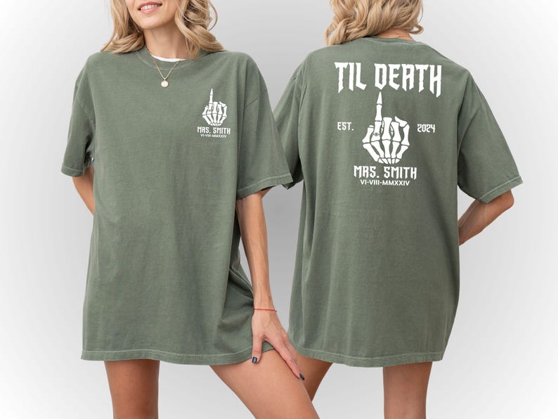 Może przedstawiać: Zielony T-shirt z białym szkieletowym palcem środkowym. Tekst "TIL DEATH" znajduje się nad palcem, a "MRS. SMITH" pod palcem. Tekst "EST. 2024" znajduje się po prawej stronie palca, a "VI-VIII-MMXXIV" pod palcem.