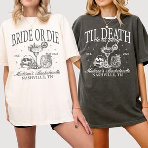 Peut inclure: Deux t-shirts blancs avec du texte noir et des graphismes. Le premier t-shirt dit "Bride or Die" avec un cr&acirc;ne et des os crois&eacute;s et deux cocktails. Le deuxi&egrave;me t-shirt dit "Til Death do us party" avec un cr&acirc;ne et des os crois&eacute;s et deux cocktails. Les deux t-shirts disent "Madison's Bachelorette Nashville, TN" et "Est. 2025".