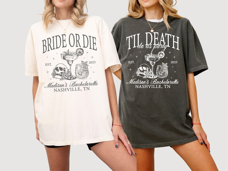 Peut inclure: Deux t-shirts blancs avec du texte noir et des graphismes. Le premier t-shirt dit "Bride or Die" avec un cr&acirc;ne et des os crois&eacute;s et deux cocktails. Le deuxi&egrave;me t-shirt dit "Til Death do us party" avec un cr&acirc;ne et des os crois&eacute;s et deux cocktails. Les deux t-shirts disent "Madison's Bachelorette Nashville, TN" et "Est. 2025".
