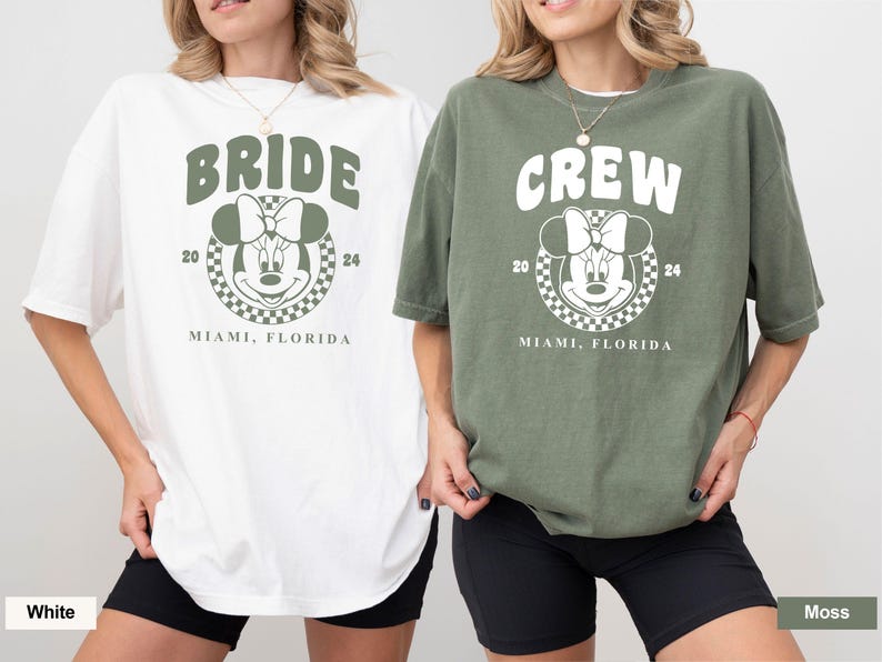 Puede incluir: Dos camisetas blancas con un gr&aacute;fico verde de Mickey Mouse. Una camiseta dice "Bride" y la otra dice "Crew". Ambas camisetas tienen el texto "2024 Miami, Florida".