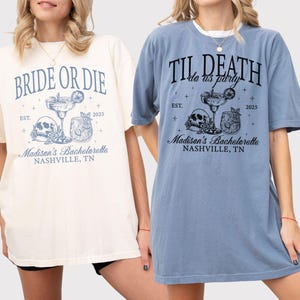 Peut inclure: Deux t-shirts bleu clair avec un motif de cr&acirc;ne et d'os crois&eacute;s et du texte qui dit "Bride or Die" et "Til Death do us party" avec l'ann&eacute;e 2025 et le texte "Madison's Bachelorette Nashville, TN".