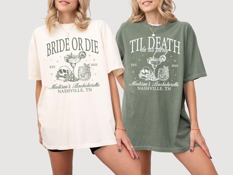 Peut inclure: Deux t-shirts blancs avec un motif vert et blanc. Le texte sur les t-shirts est "Bride or Die" et "Til Death do us party". Les deux t-shirts ont un motif de cr&acirc;ne et d'os crois&eacute;s avec un verre &agrave; cocktail. Le texte comprend &eacute;galement "Madison's Bachelorette, Nashville, TN" et l'ann&eacute;e "2025".