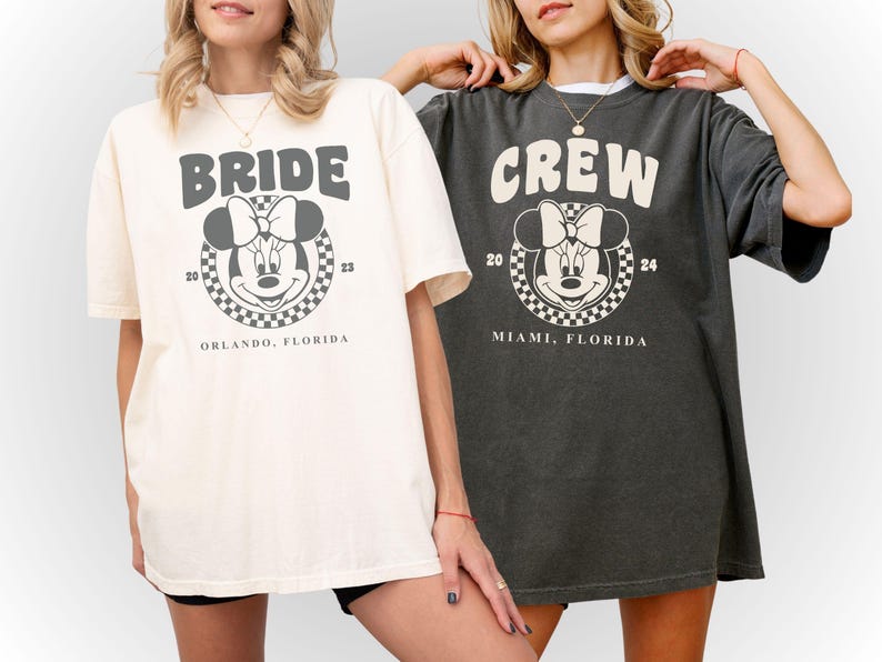 Puede incluir: Dos camisetas blancas con texto negro y una imagen de dibujos animados en blanco y negro de Minnie Mouse. El texto de la camiseta de la izquierda dice "Bride" y el texto de la camiseta de la derecha dice "Crew".