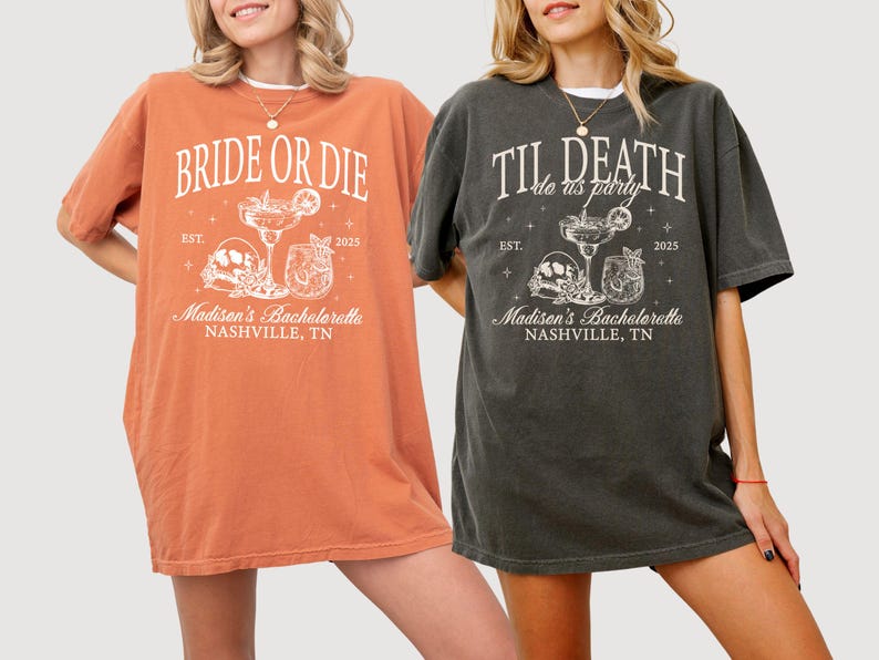 Peut inclure: Deux t-shirts surdimensionn&eacute;s sur le th&egrave;me d'une f&ecirc;te de bachelorette. Le t-shirt orange dit "Bride or Die" et le t-shirt noir dit "Til Death do us party". Les deux t-shirts pr&eacute;sentent un cr&acirc;ne et des os crois&eacute;s avec un verre &agrave; cocktail.