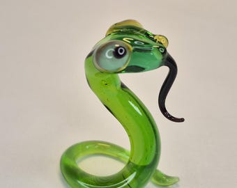 Szklana figurka węża Lampwork: Zielony wąż zodiakalny, rok 2025