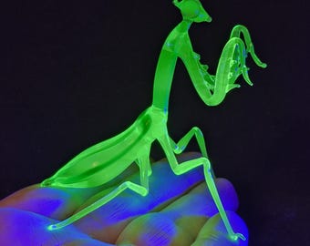 Die Gottesanbeterin aus Uranglas ist eine handgefertigte Lampwork-Figur
