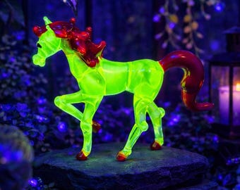 Koń ze szkła uranowego – świecąca figurka lampworkowa, symbol 2026 roku
