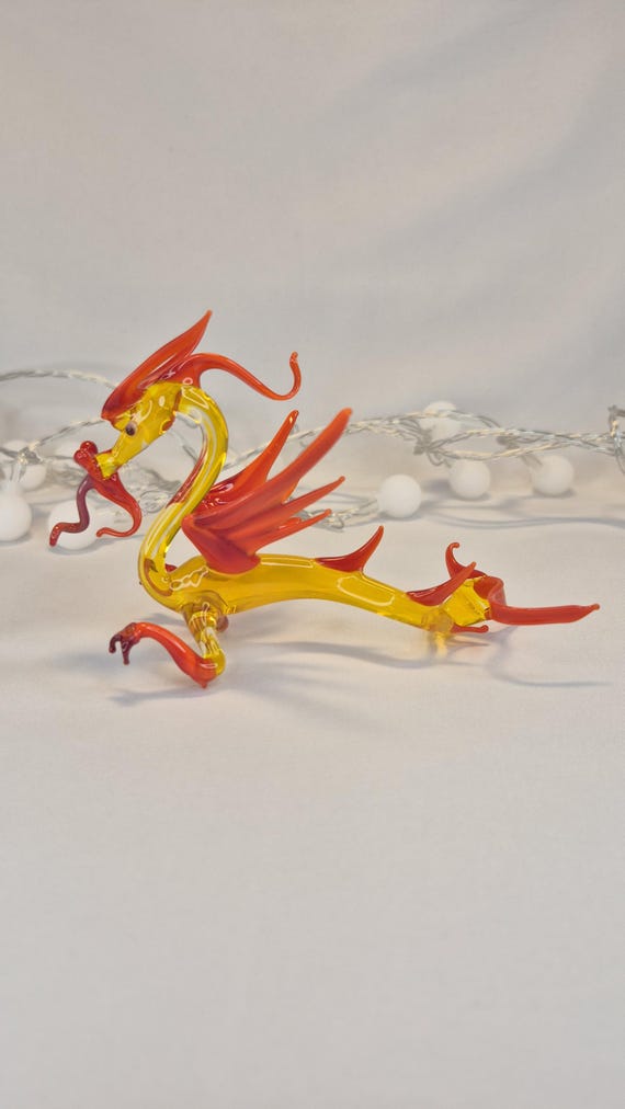 黄色のガラス製ドラゴンの置物：手作りのランプワークファンタジー彫刻 ドラゴンガラスフィギュア
