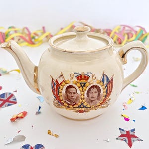 RARE 1937 George VI teapot, a vintage royal souvenir to mark his coronation – with lovely portrait of Princess Elizabeth on the back