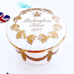 1997 Buckingham Palace trinket or pill box from Elizabeth II's reign, a charming commemorative souvenir from the Royal Collection