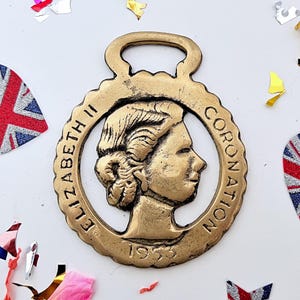 1953 vintage Queen Elizabeth II horse brass to mark her Coronation, a collectable royal souvenir