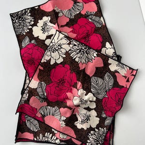 Vera Bradley スタジアム ブランケット Mocha Rouge 毛布 Vera Bradley Mocha Rouge purse/bag. Includes One Strap Accessory