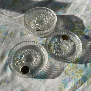 GORGEOUS Vintage CHRISTMAS Lead CRYSTAL Set of 4 Coasters with Wreath
