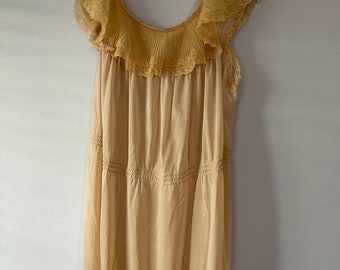 GORGEOUS Vintage 1960s GILBREATH Beige ROMANTIC Lingerie Night Gown medium